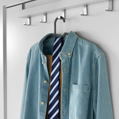 Percha que sostiene camisa azul con corbata, sobre fondo blanco.