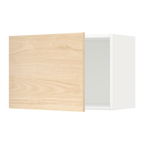 Mueble de cocina abierto con puerta de madera clara, marco blanco; Diseño moderno y minimalista.