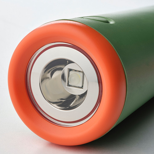 Linterna cilíndrica con LED brillante, reflector de metal brillante y cuerpo verde anaranjado vibrante.