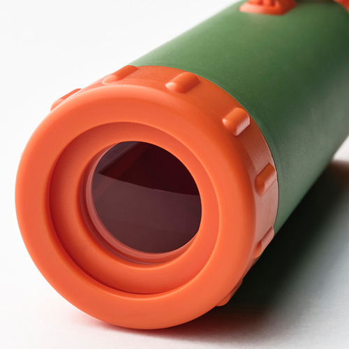 Primer plano del telescopio verde y naranja, enfocando la lente. Construcción duradera, agarre texturizado.