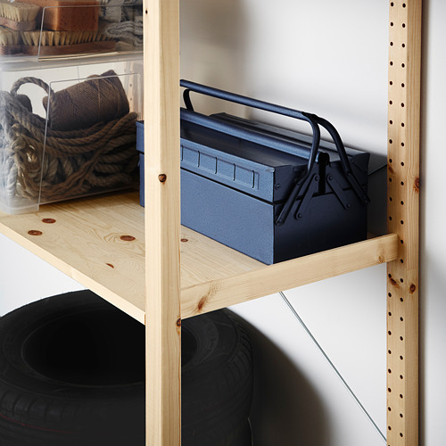 Estantería de madera con caja de herramientas metálica y cuerda enrollada. Solución de almacenamiento robusta para varios espacios.