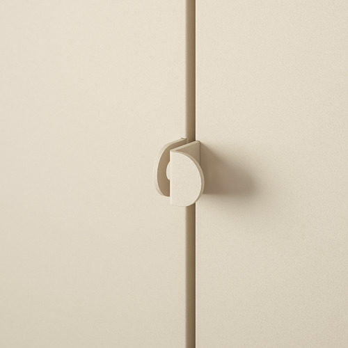 Detalle del pomo de la puerta. Diseño moderno, liso, acabado beige, adosado a puerta de color claro.
