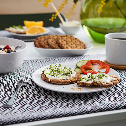 El desayuno incluye galletas saladas, frutas, pan crujiente cubierto de crema y café.