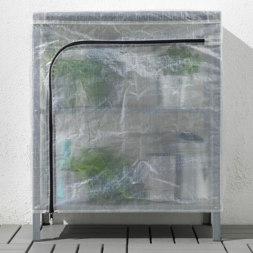 La imagen muestra la cubierta del invernadero HYLLIS en la estantería, protegiendo las plantas en interiores y exteriores.