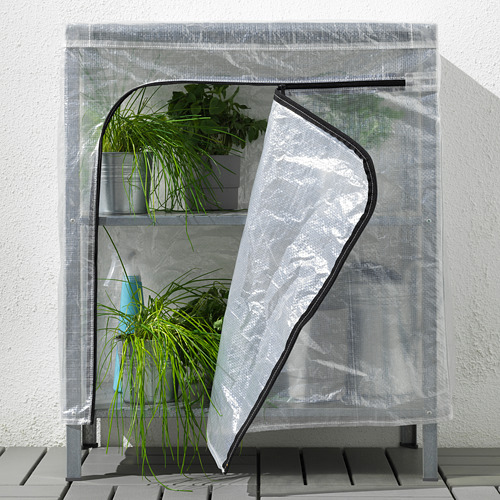 Pequeño invernadero en un balcón. La funda HYLLIS protege y nutre las plantas.
