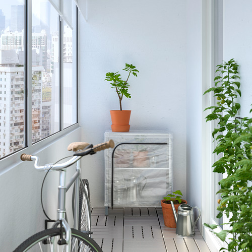 Pequeño invernadero interior, HYLLIS, con cubierta transparente, macetas de barro, plantas, bicicleta.