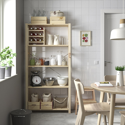 Estantería IVAR de madera natural con diversos utensilios de cocina. Alto, cabe debajo de la ventana, muestra frascos, jarras y tazones.