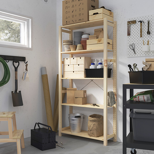 Mueble de almacenamiento IVAR de madera con estantes que contienen diversos artículos.