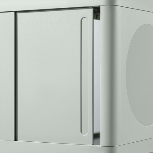 Mueble de baño moderno, elegante y compacto con puerta corredera, que combina almacenamiento abierto y cerrado.