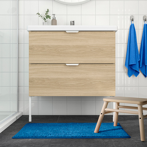 Tocador de baño de madera, ducha moderna, alfombra de baño TOFTBO azul, secado rápido.