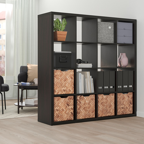 Los cubos de almacenamiento de bambú BULLIG negros se ajustan a los estantes kallax, perfectos para organizar artículos en una sala de estar.