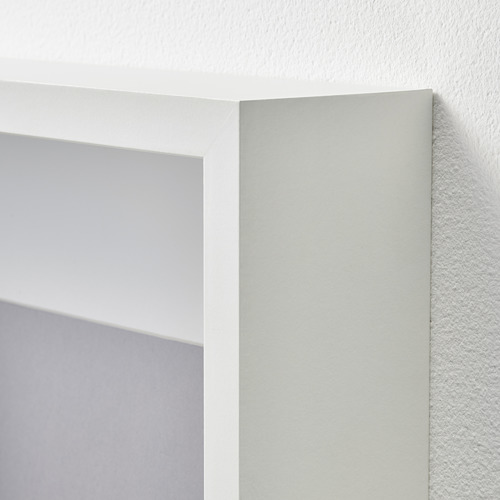 Primer plano del marco de fotos blanco que muestra artesanía de calidad y esquinas limpias.