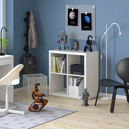 Estantería KALLAX en la habitación de los niños con juguetes y decoración.