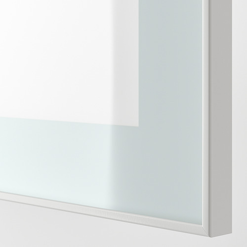 Puerta de vidrio con marco blanco en primer plano, elegante y moderna, que muestra detalles de bisagras de cierre suave.