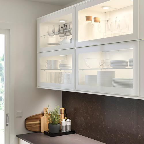 Cocina moderna con vitrinas blancas HEJSTA, diseño elegante, platos grandes, de exhibición.