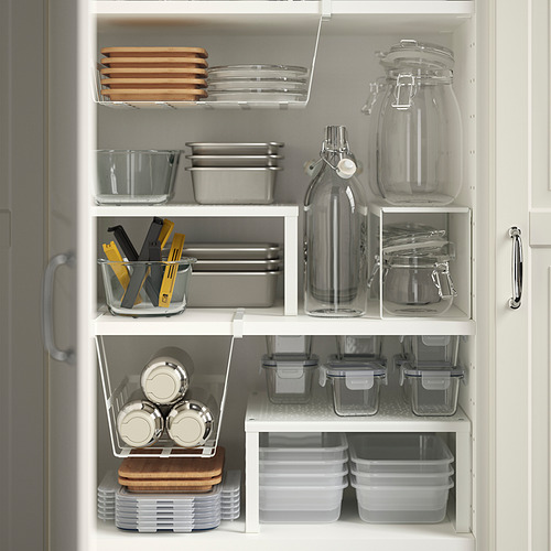 Mueble de cocina con contenedores IKEA 365+ que almacena ordenadamente alimentos, utensilios y herramientas.
