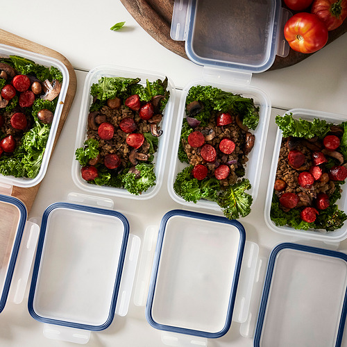 Varios recipientes rectangulares con tapa contienen comidas cocinadas, mostrando su capacidad de apilamiento y funcionalidad para el almacenamiento de alimentos y sobras.