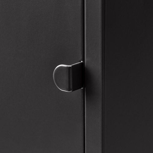 Puerta de armario de metal negro con tirador elegante y moderno en forma de media luna.