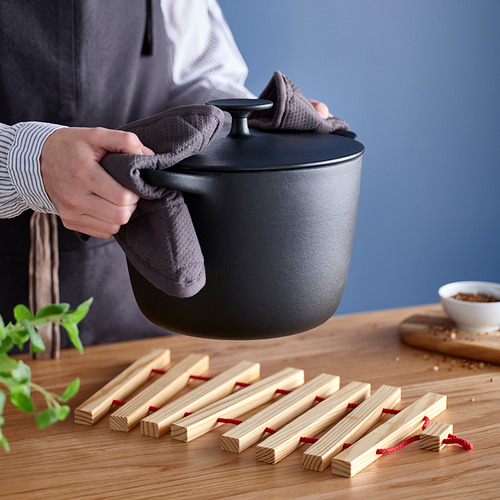 Cocina en delantal al fogón.