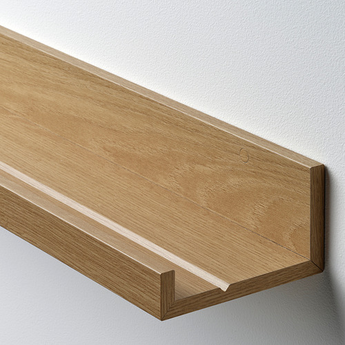 Estante de pared de madera clara, acabado liso, exhibido en pared clara.