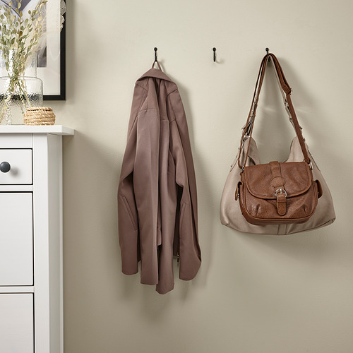 Tres ganchos de pared: abrigo, bolso, uno libre. Mantiene los artículos organizados.