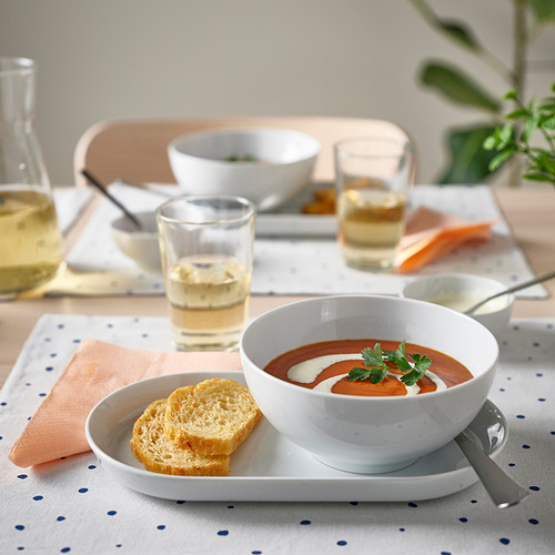 Mesa de comedor con cuenco blanco IKEA 365+ de sopa, tostadas, vaso y servilleta.