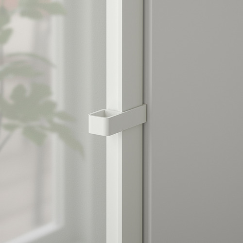 Primer plano de una moderna y elegante puerta de librería blanca BILLY con un tirador resistente y líneas limpias.
