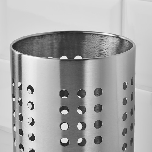 Portautensilios de acero inoxidable con orificios circulares espaciados uniformemente, colocado sobre una superficie plana. Diseño duradero y de alta calidad.
