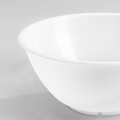 Un recipiente de plástico crujiente, blanco y sin costuras se asienta sobre una superficie ligera; Diseño minimalista.