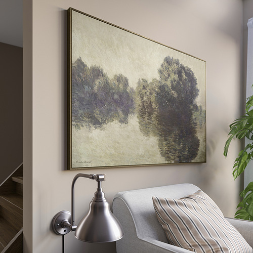 Monets gran pintura mural de árboles, encima del sofá con almohada, al lado de la luz de la pared.