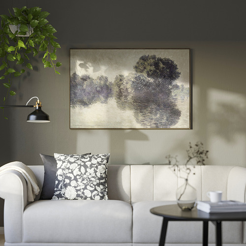 Sala de estar moderna con obras de arte BLODFLÄDER, sofá blanco y plantas.