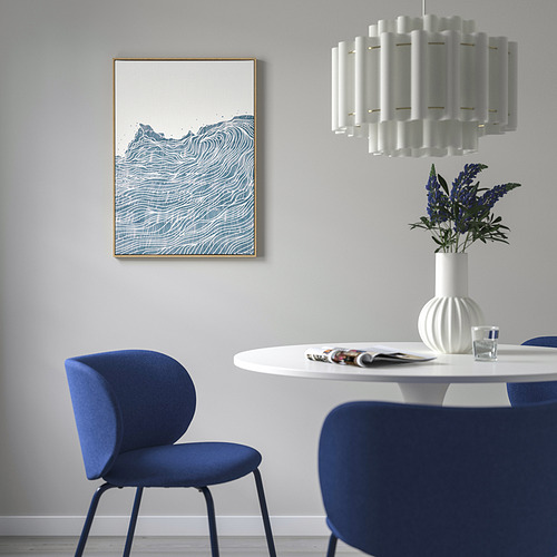 Sala de estar con lámina artística BLODFLÄDER sobre mesa pequeña. Sillas azules, jarrón blanco con flores azules.