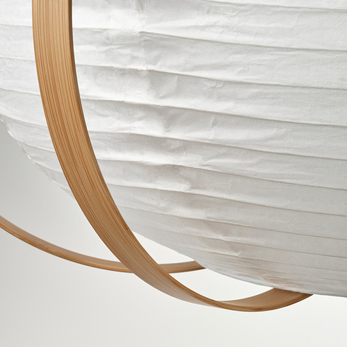 Descripción: moderna lámpara colgante circular con elegantes costillas de bambú que sostienen una pantalla de papel de arroz blanco y suave, que proyecta un suave resplandor.