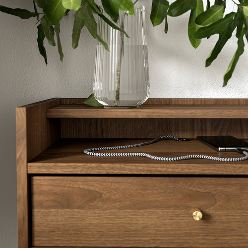 Mesita de noche de madera con cajón y estante, de diseño moderno, pomos tipo latón y gestión de cables.