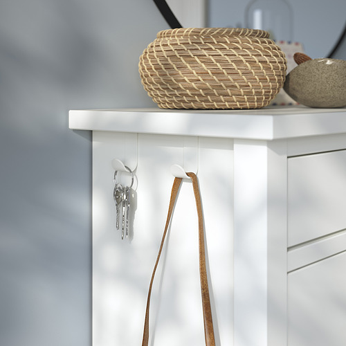 Zapatero GULLABERG blanco con 2 ganchos que sujetan las llaves y una correa. Cesta tejida y roca decorativa en la parte superior, pared gris detrás.