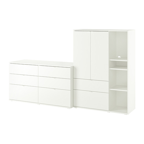 Un conjunto de muebles VIHALS blancos, que incluye una cómoda de 6 cajones y un mueble de almacenaje con estantes y cajones.