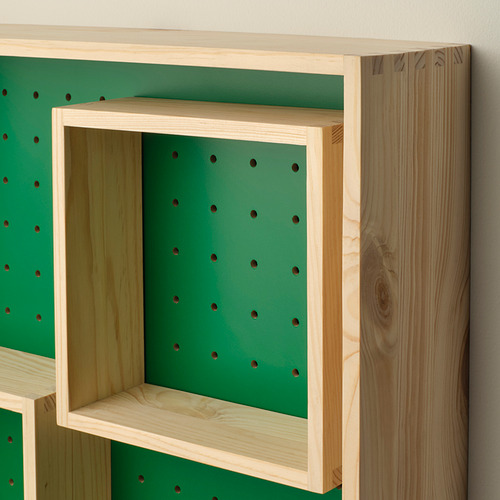 Estante de madera moderno con tablero perforado verde, dos estantes móviles, robusto y elegante.
