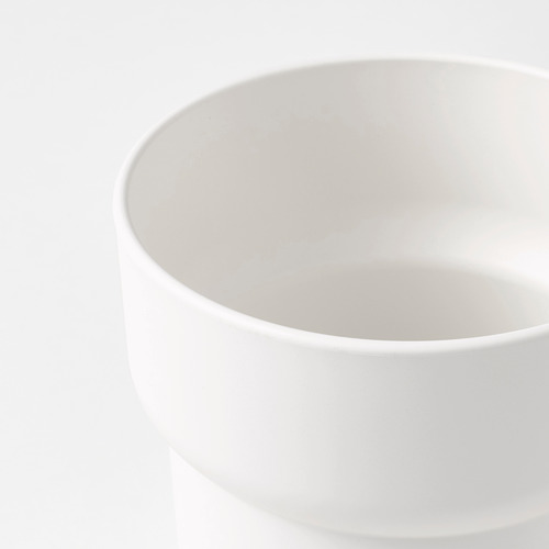 Primer plano de la maceta blanca minimalista FÖRENLIG, elegante y moderna, plástico reciclado duradero.