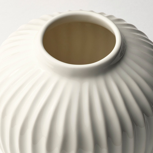 Elegante jarrón blanco con esmalte suave y brillante y una intrincada textura acanalada, que muestra una artesanía de alta calidad.