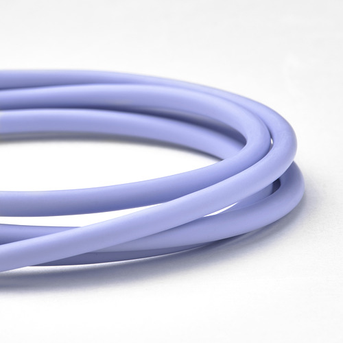 Cables USB rizados de color púrpura claro, que muestran flexibilidad y calidad.