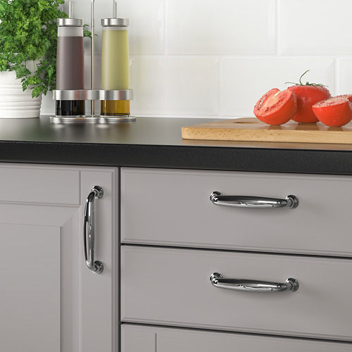 Cocina moderna con armarios grises con tiradores cromados ENERYDA, apta para puertas de 16-21 mm de grosor.