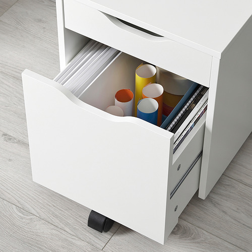 Cajonera rodante blanca con contenedores de colores, que contiene material de oficina. Ideal para organizar y moverse.