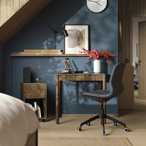 Moderna oficina en casa con escritorio, silla, ordenador portátil, flores, lámpara, arte de pared TONSTAD, perfecto para espacios pequeños.