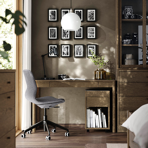 Oficina en casa vintage: escritorio, silla, luz, estanterías, decoración TONSTAD.