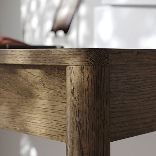Primer plano de la esquina de una mesa de madera, que muestra una textura detallada de chapa de roble y un diseño de carpintería preciso.