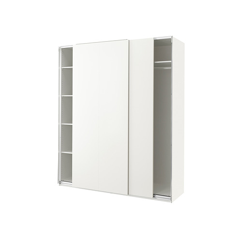 Un armario PAX blanco con puertas correderas y estantes abiertos.