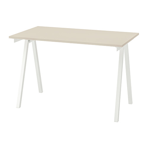 Un escritorio minimalista TROTTEN en beige claro con cuatro patas metálicas blancas en ángulo. Es rectangular con líneas limpias y diseño simple.