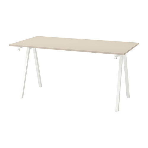 Un escritorio TROTTEN en color beige claro con patas de metal blanco, forma rectangular, diseño moderno.