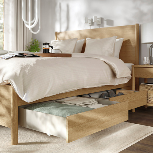Cama moderna de madera clara, 4 cajones, cierre suave, somier de láminas, laterales ajustables.