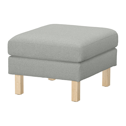 Otomano de poliéster reciclado gris claro con patas cuadradas de madera.